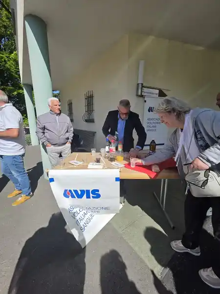 Stand von Teilnehmern beim AVIS Apéro vor der Kirche in Frauenfeld